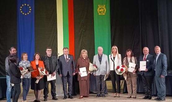 Културни дейци и общественици бяха отличени на тържествената сесия за Деня на Шумен