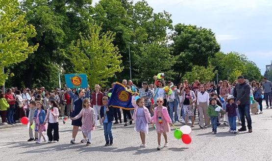Шумен отбеляза 24 май с празнично шествие