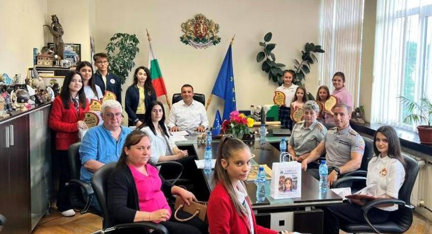 Наградиха победителите в конкурс за детска рисунка „С очите си видях бедата“