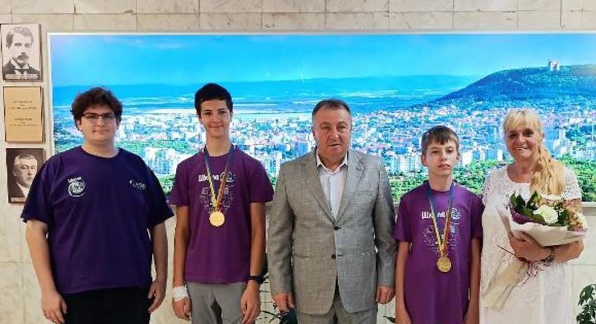 Поздравиха младите шампиони по информатика