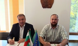 Подписаха договора за реконструкция на стадион „Панайот Волов“