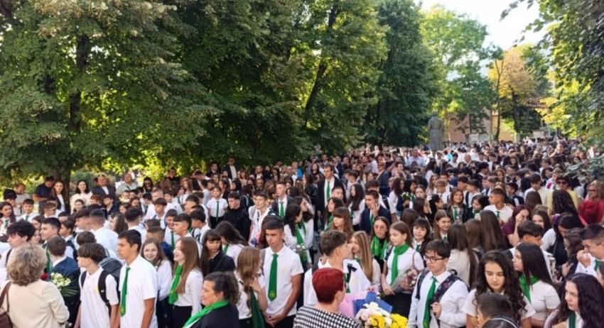 Кметът проф. Христо Христов поздрави ученици и учители за началото на новата учебна година