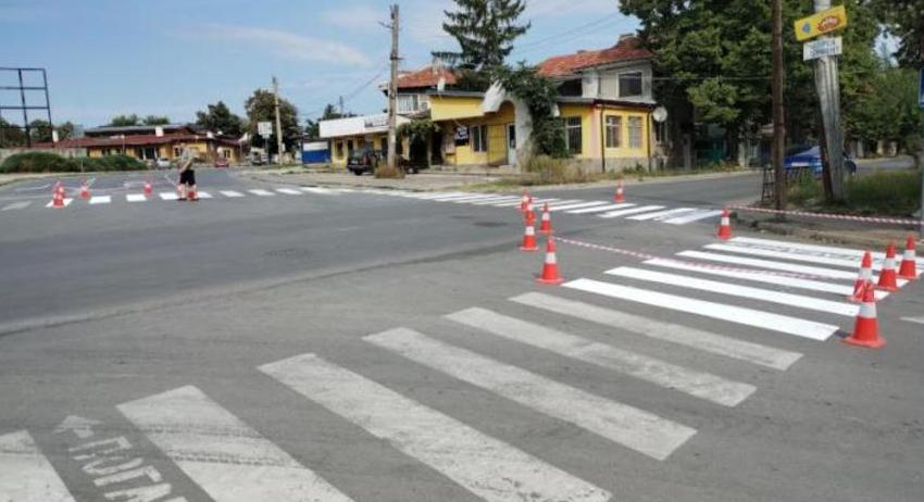 Освежават и обновяват пътната маркировка в Нови пазар