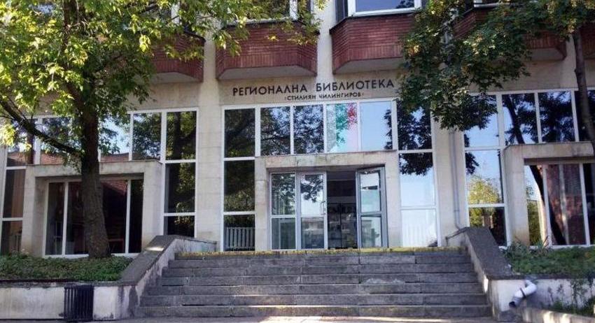 Фотодокументалната изложба „Стилиян Чилингиров и Шумен“ е експонирана в Регионалната библиотека